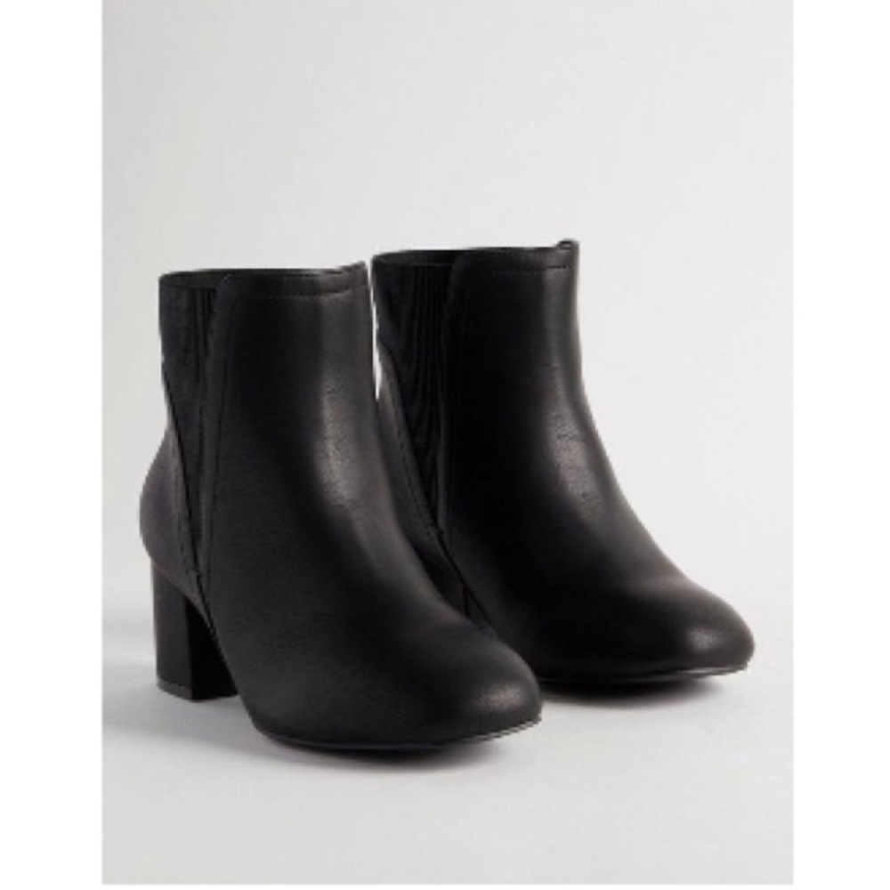 Torrid size 10.5 WW black Chelsea Boots
